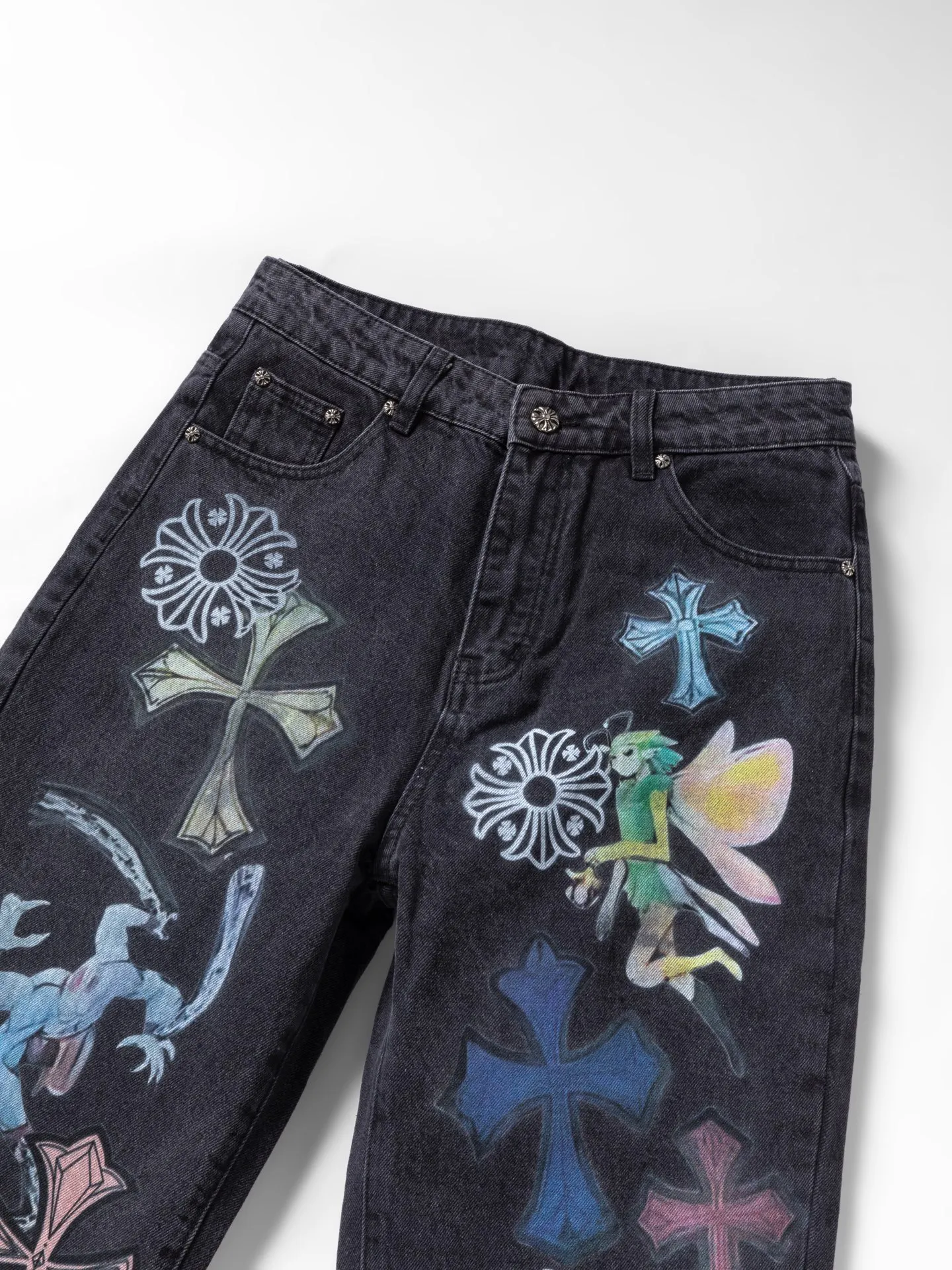 P300 💰 (top version) chrome hearts ss25 black elf print jeans. Styles with different wash textures, very friendly to people with thin legs and thick legs. The slightly flared version is very flattering to the leg shape. The moderate length will never go out of style. It can be matched easily and casually. It is the basis of various styles. It is a must-have in the wardrobe! The fabric is stiff but also makes the upper body soft without losing texture. The washing process is even more perfect. It is a must-have item for everyone! ! !  Color: black Size: 30-32-34-36 30 32 34 36 Waist circumference 80 85 90 95 Sitting circumference 105 110 115 120 Foot opening 46 47 48 49 External length 102 103 104 105